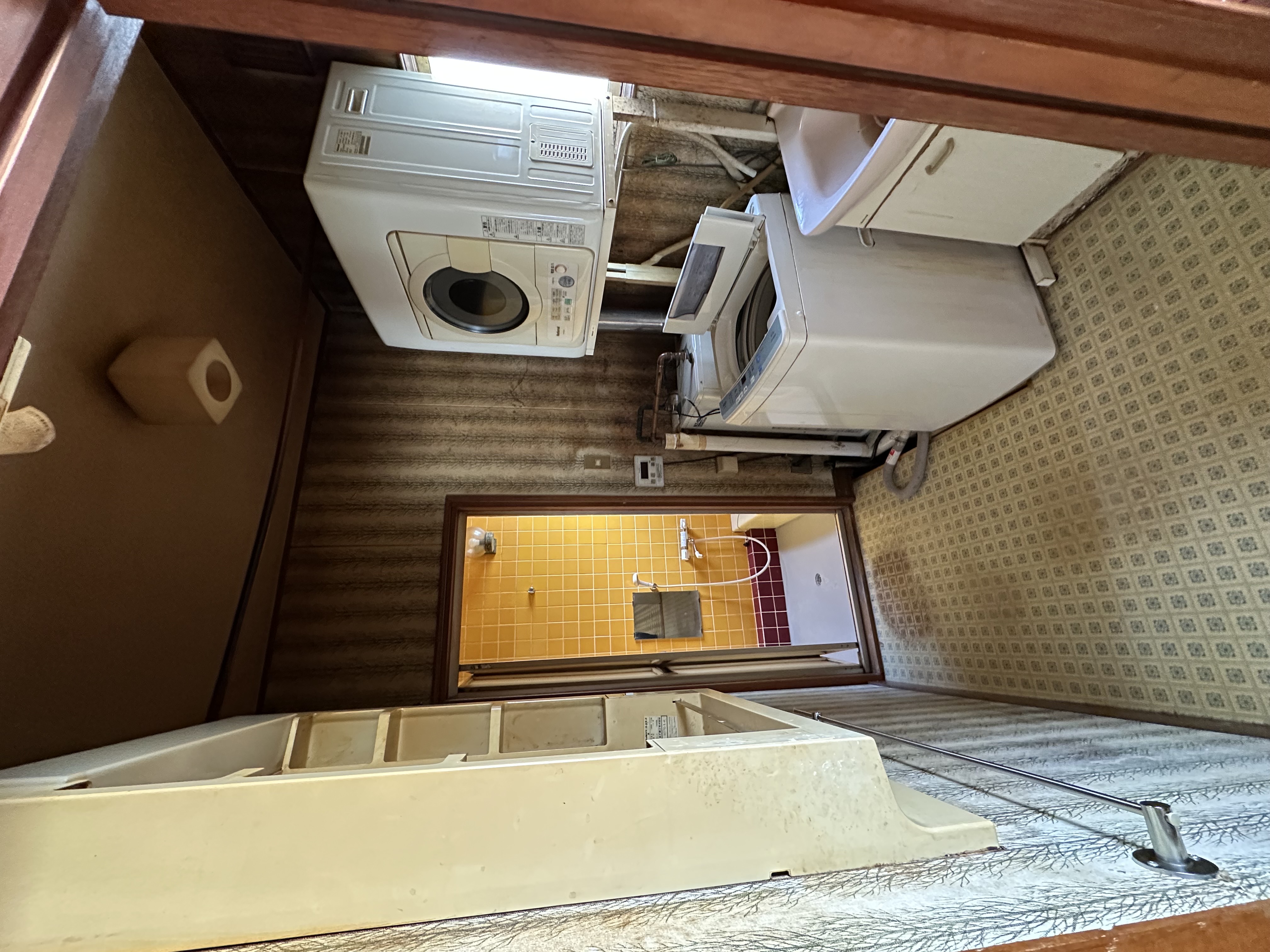 石狩市の遺品整理・残置物撤去 洗面所に残る洗濯機と家電の搬出前