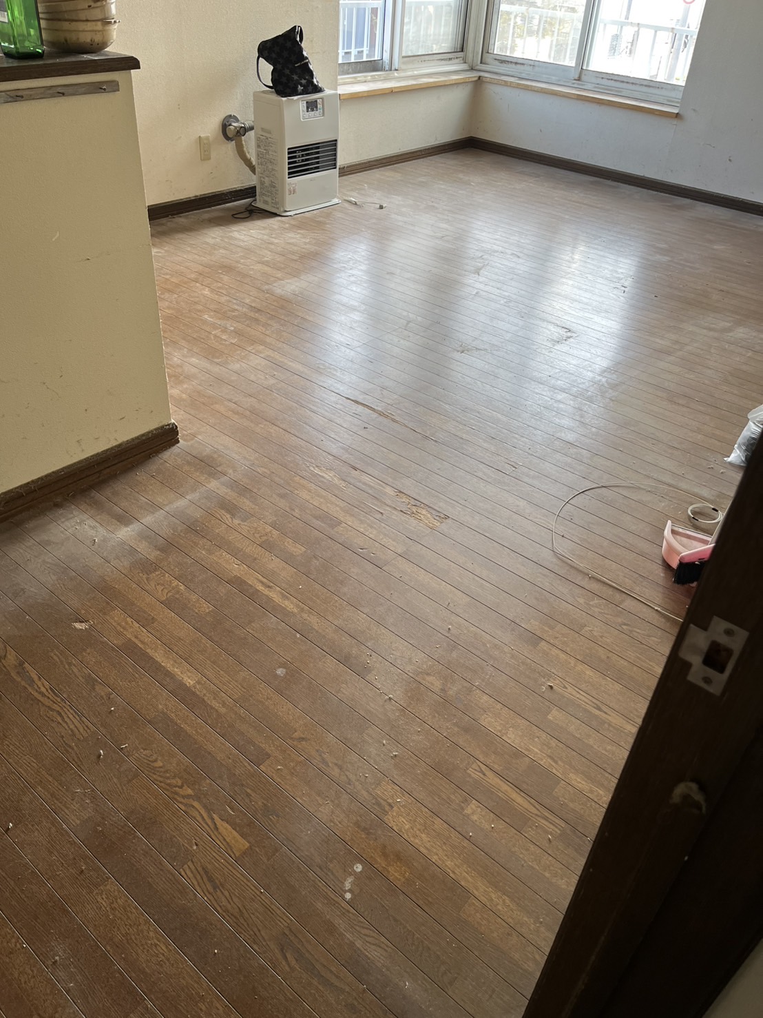 札幌市の不用品回収完了後 すっきりと片付いたリビングルーム